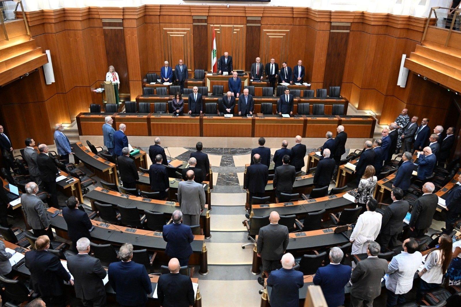 نواب ووزراء خلال الجلسة التشريعية التي عقدها مجلس النواب اللبناني في بيروت، وأقرّ خلالها قانون إلغاء عقوبة الإعدام واستبدالها بالأشغال الشاقة المؤبدة.
