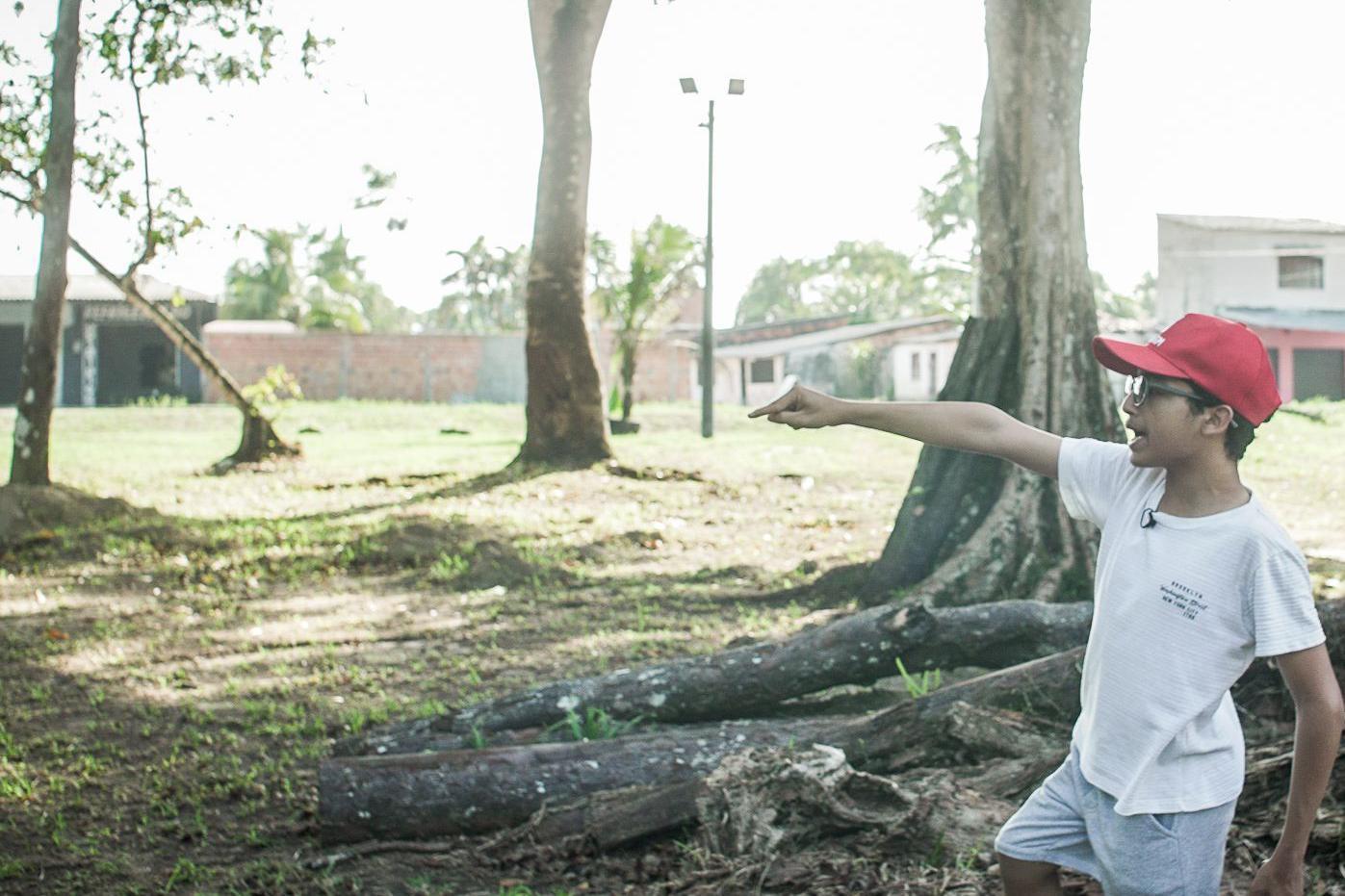 João mostra praça como ajudou a transformar praça de Outeiro 