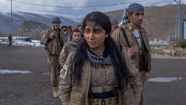 عناصر من الحزب الديمقراطي الكردستاني الإيراني يشاركون في تدريب عسكري قرب أربيل في إقليم كردستان العراق، في يناير/ كانون الثاني الماضي