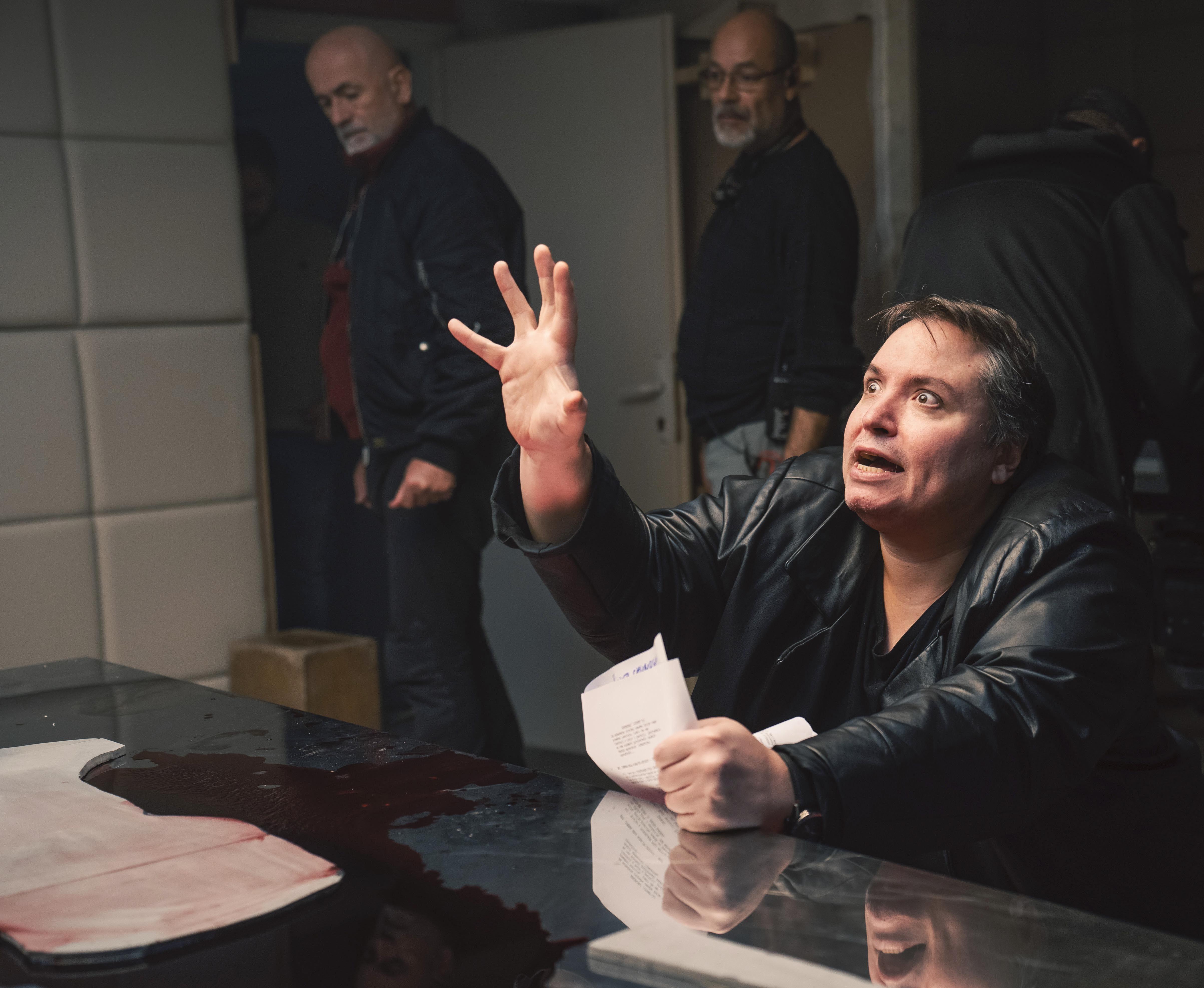 Aleksandar Radivojević (sedi) na snimanju 'Karmadone'