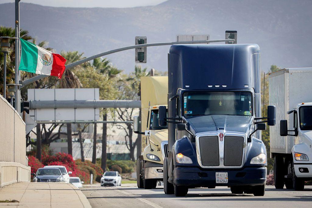 Camiones de carga pasan por un puente fronterizo de México y EE.UU.