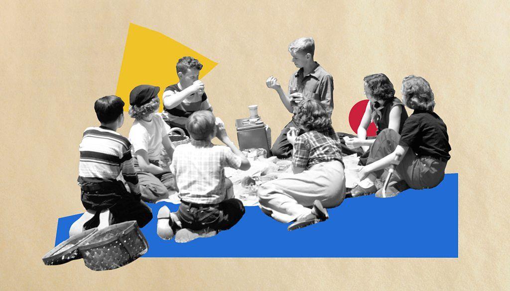 Crian&ccedil;as e jovens sentadas em piquenique em imagem em preto e branco, mas em montagem com formas coloridas 