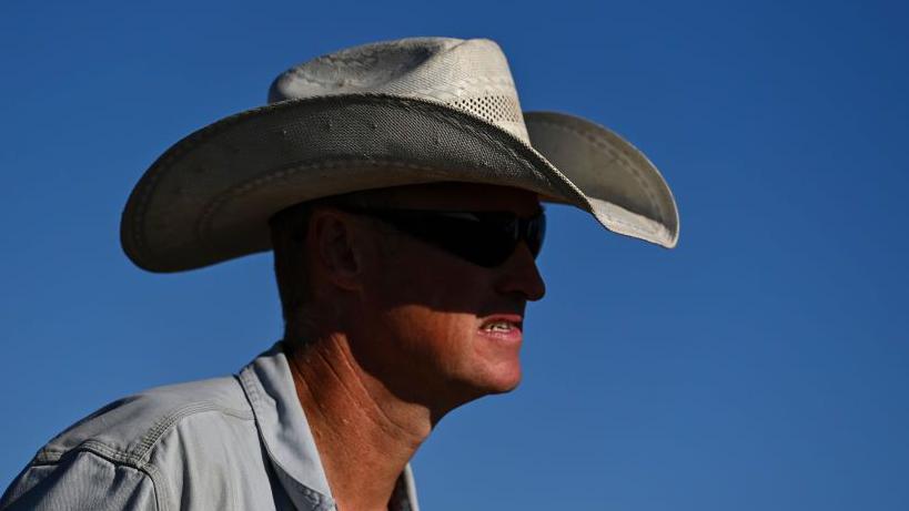 El ganadero Brad Randel reúne parte de su rebaño para subastarlo por la sequía. (Foto de Ricky Carioti/The Washington Post vía Getty Images, septiembre 2022)