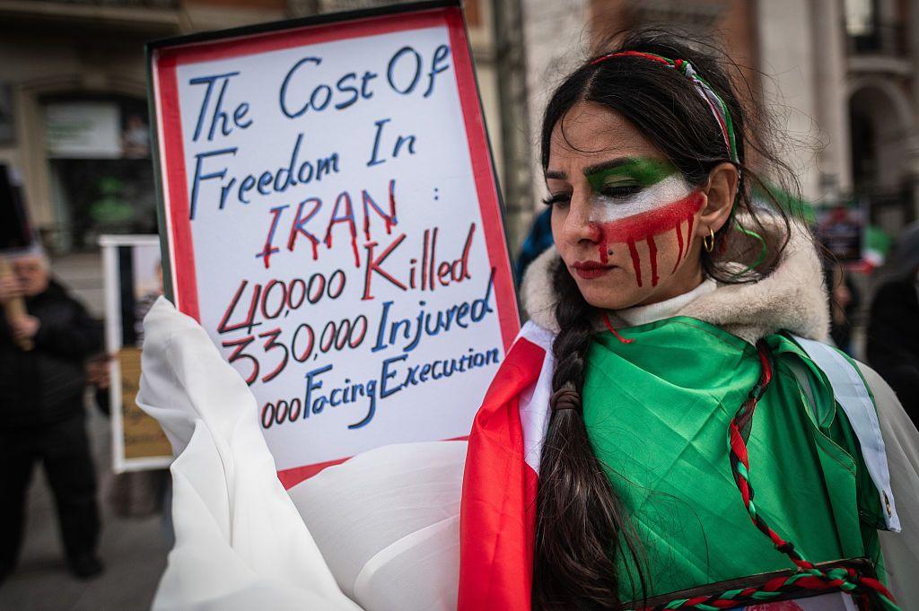 Mujer iraní que protestaba fuera del país