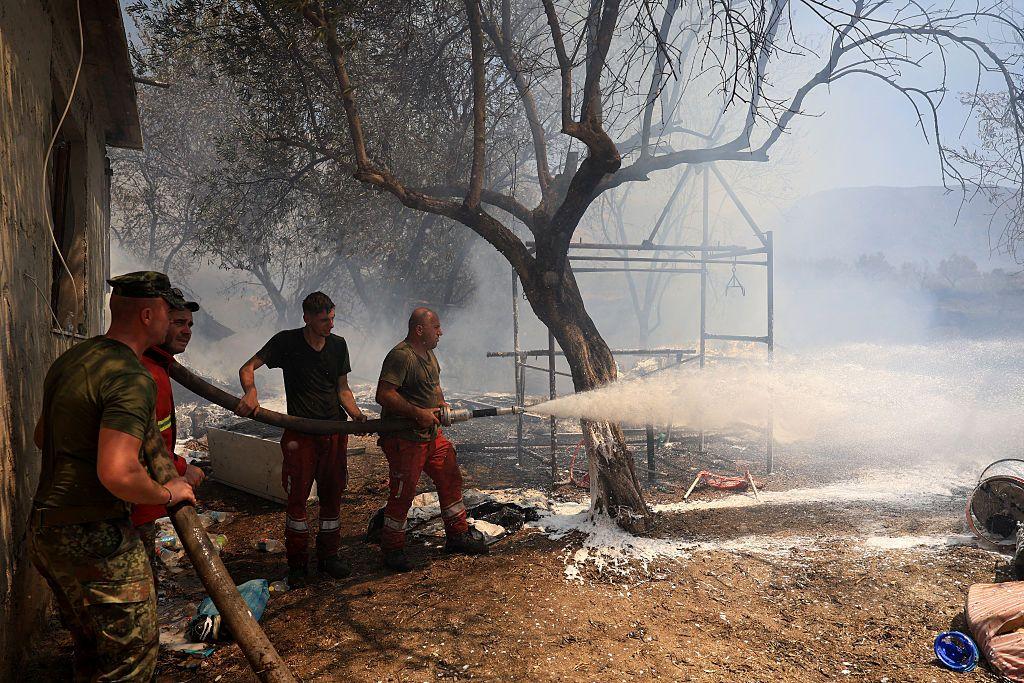 بالصور: حرائق في سوريا ودول جنوب أوروبا والبلقان بسبب موجة الحر 3 رجال الإطفاء يرشون الماء على حريق في منزل ببلدة دلفيني، جنوب شرق ألبانيا، في 13 أغسطس/آب 2025.