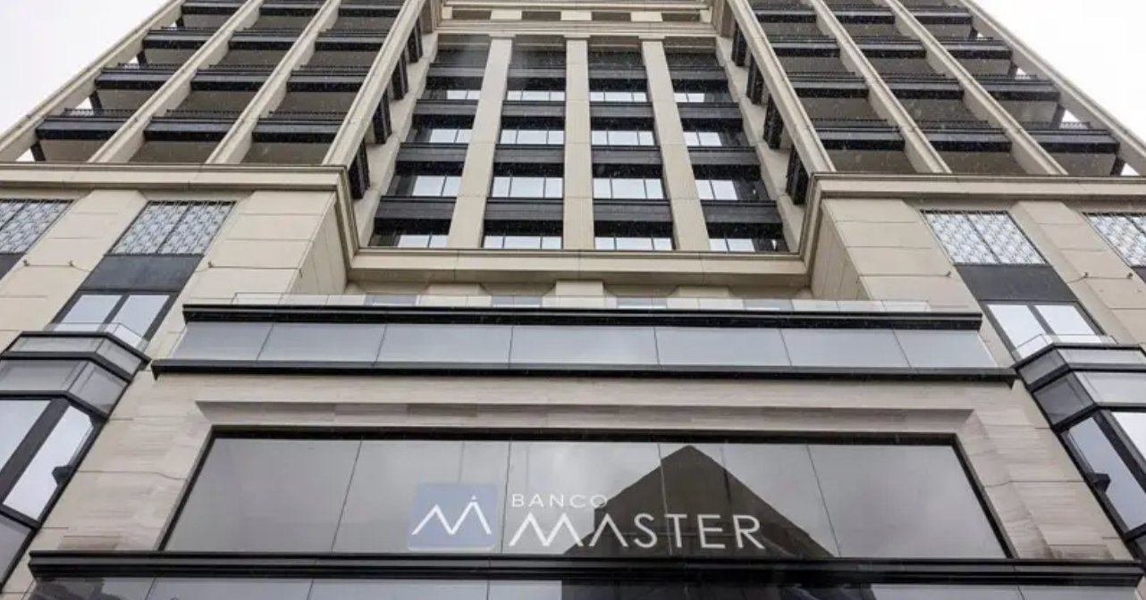 Fachada espelhada do pr&eacute;dio onde fica a sede do Banco Master