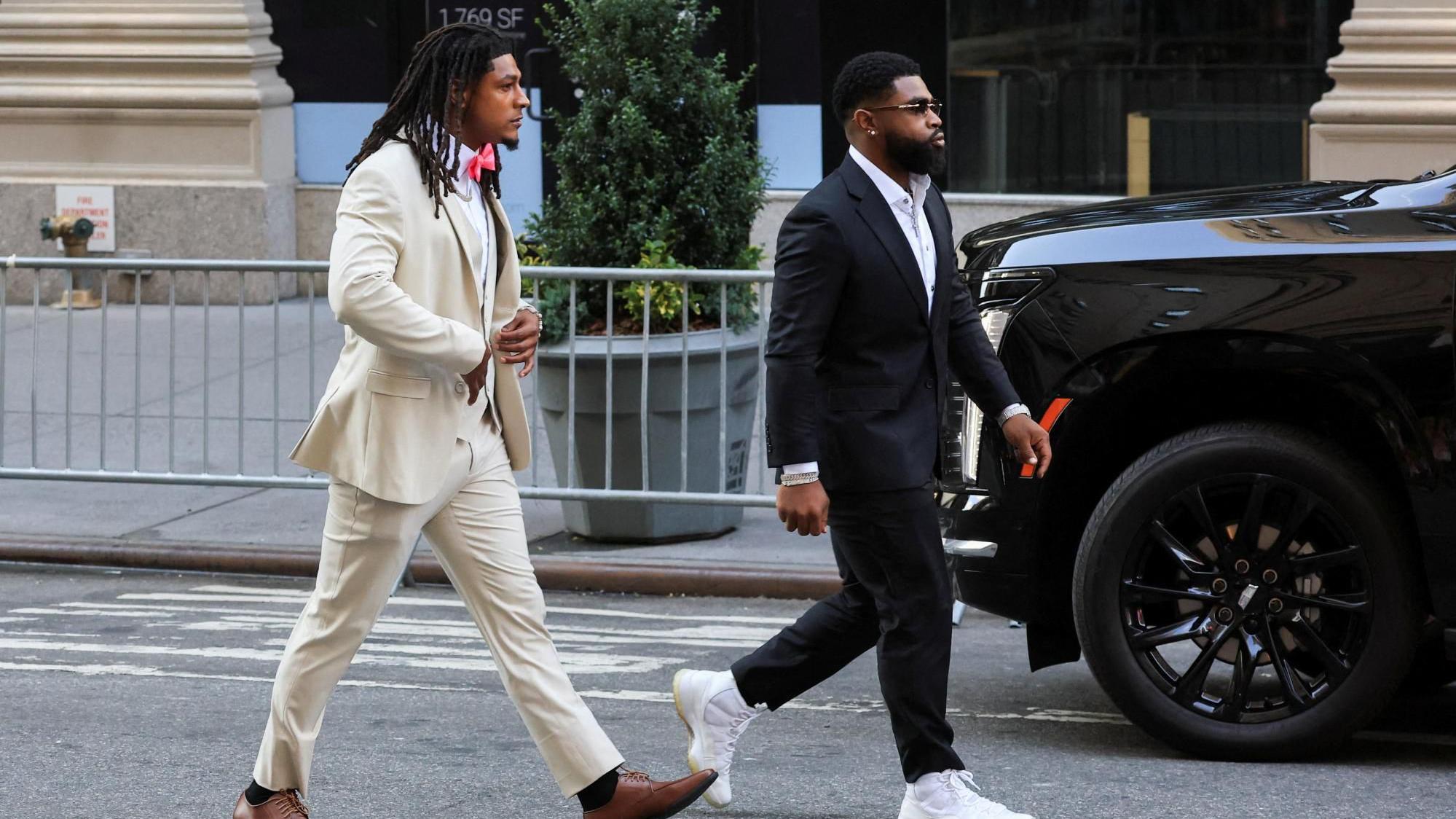 O atleta da NFL Isiah Pacheco chega ao Madison Square Garden vestindo um terno na cor creme e sapatos em tom de bege