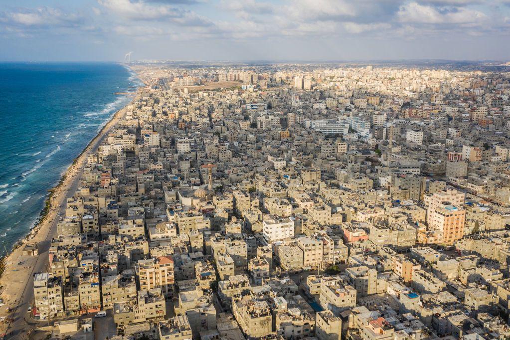صورة جوية لمدينة غزة تظهر الكثير من العمران على مد النظر، والبحر أمام المدينة