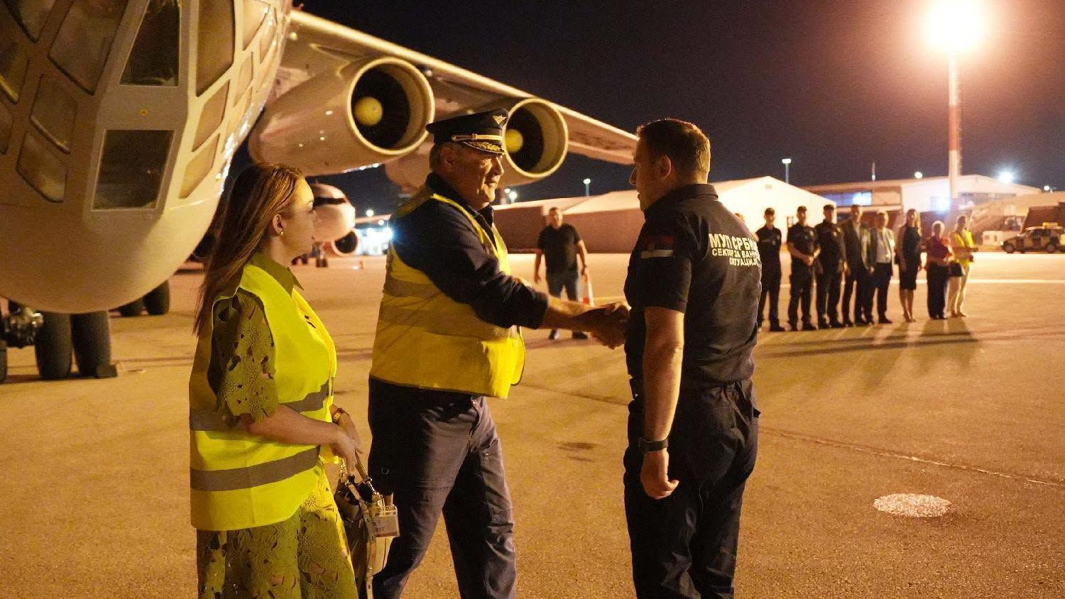 Doček posade ruskog aviona za gašenje požara na aerodromu u Nišu