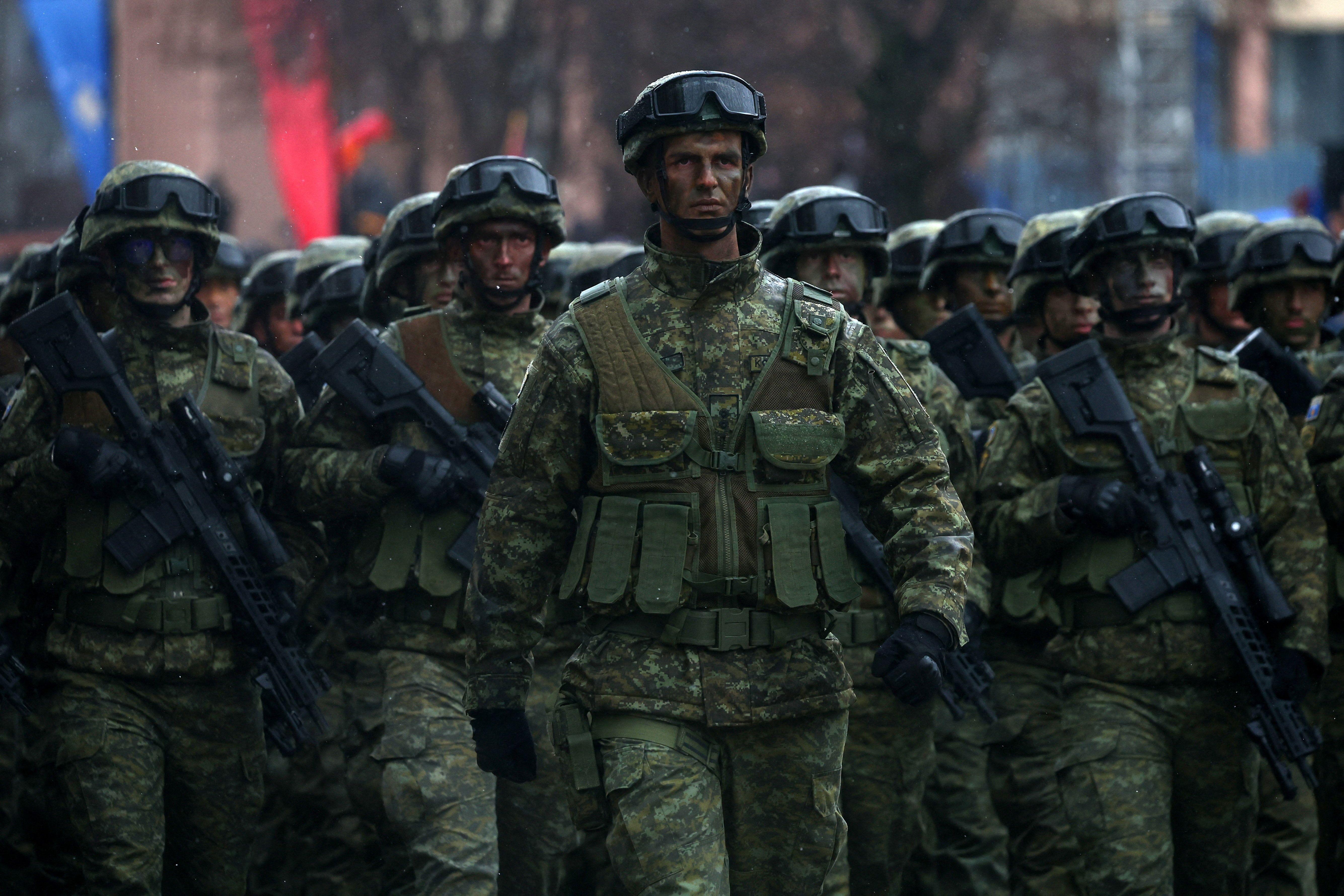 Pripadnici Kosovskih bezbednosnih snaga marširaju na paradi tokom proslave 18. godišnjice nezavisnosti Kosova u Prištini