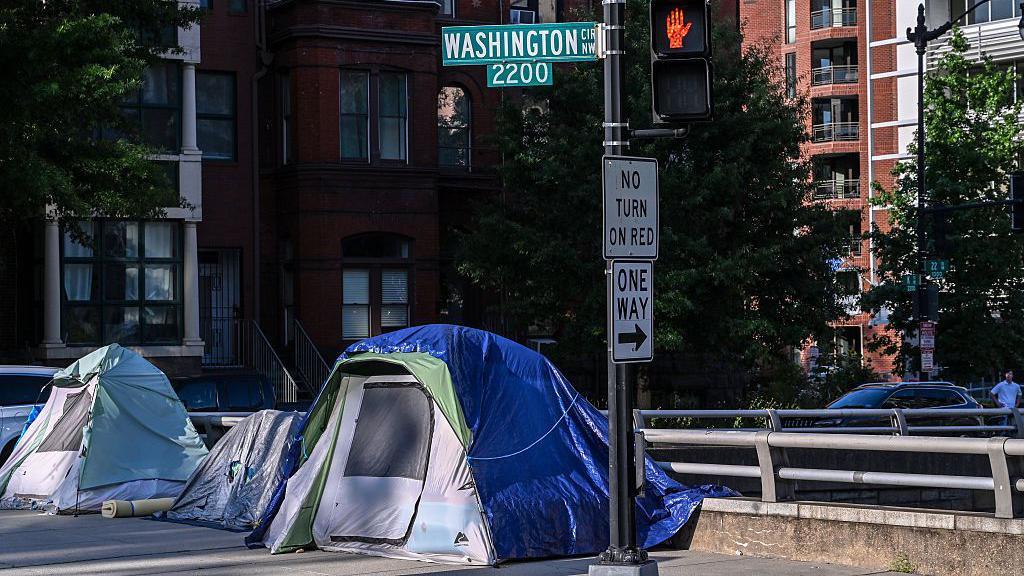 Tendas de campanha que servem de teto a pessoas em situação de rua, em um viaduto de Washington DC, nos Estados Unidos, no dia 11 de agosto de 2025