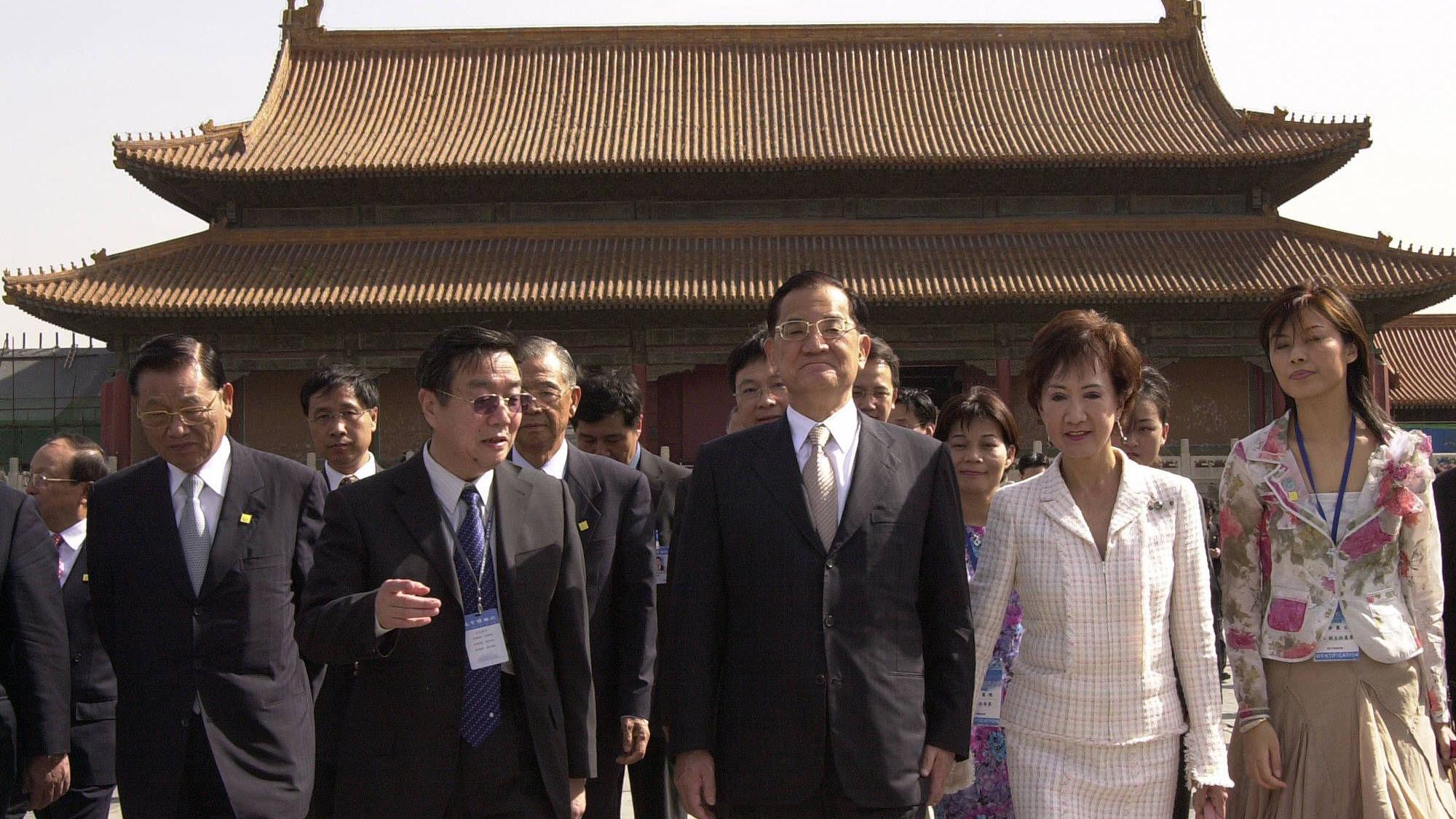Leader of Taiwan's opposition Nationalist Party Lien Chan (3rd-L) along with his wife Fang Yu (4th-L) visits the forbidden city in Beijing, 28 April 2005.