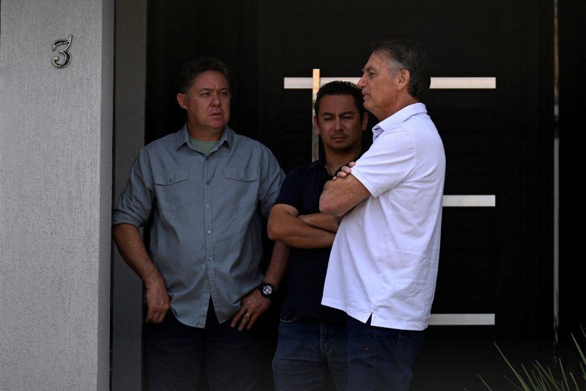Jair Bolsonaro de camiseta branca na entrada de casa em Brasília