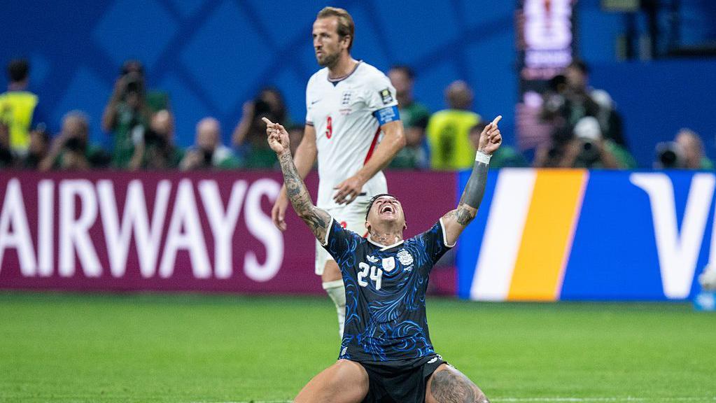 El jugador argentino Enzo Fernández celebra delante del capitán de la selección inglesa, Harry Kane.