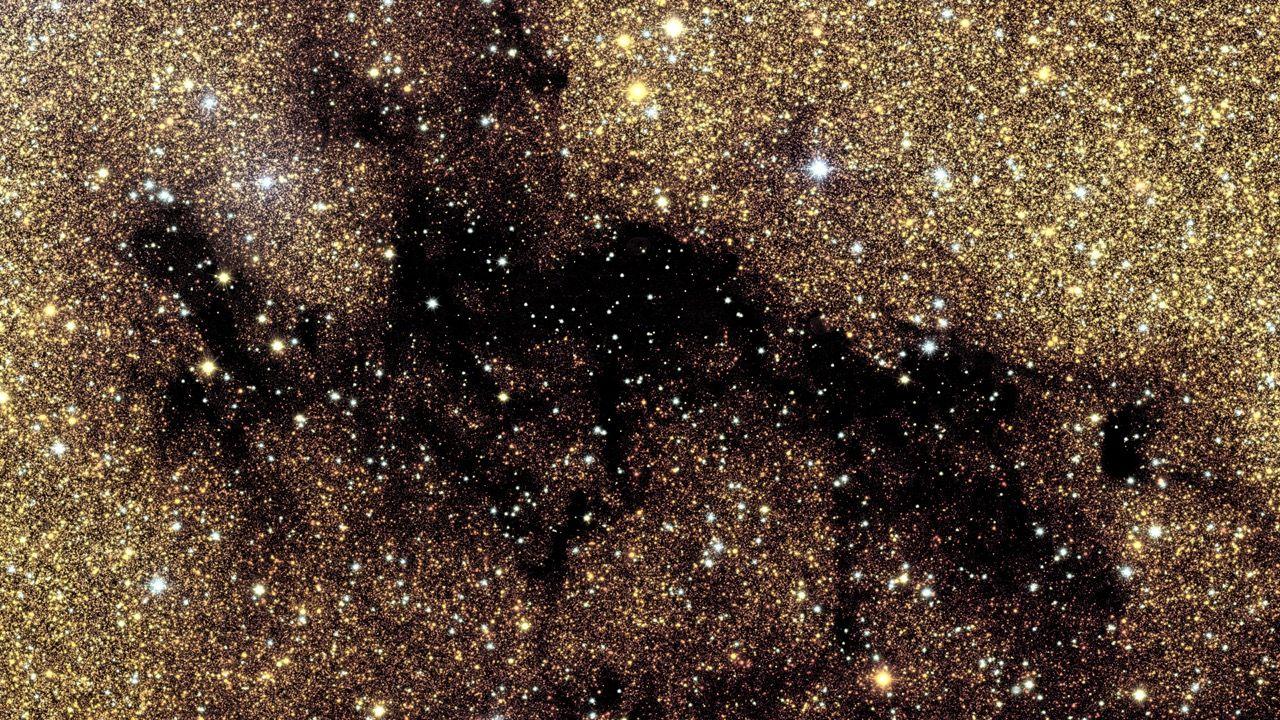 Una nebulosa oscura sobre el bulbo galáctico