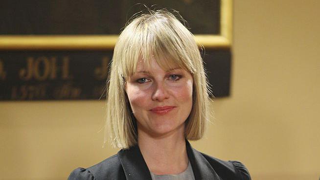 留著金色波波頭的艾達·奧肯看著鏡頭