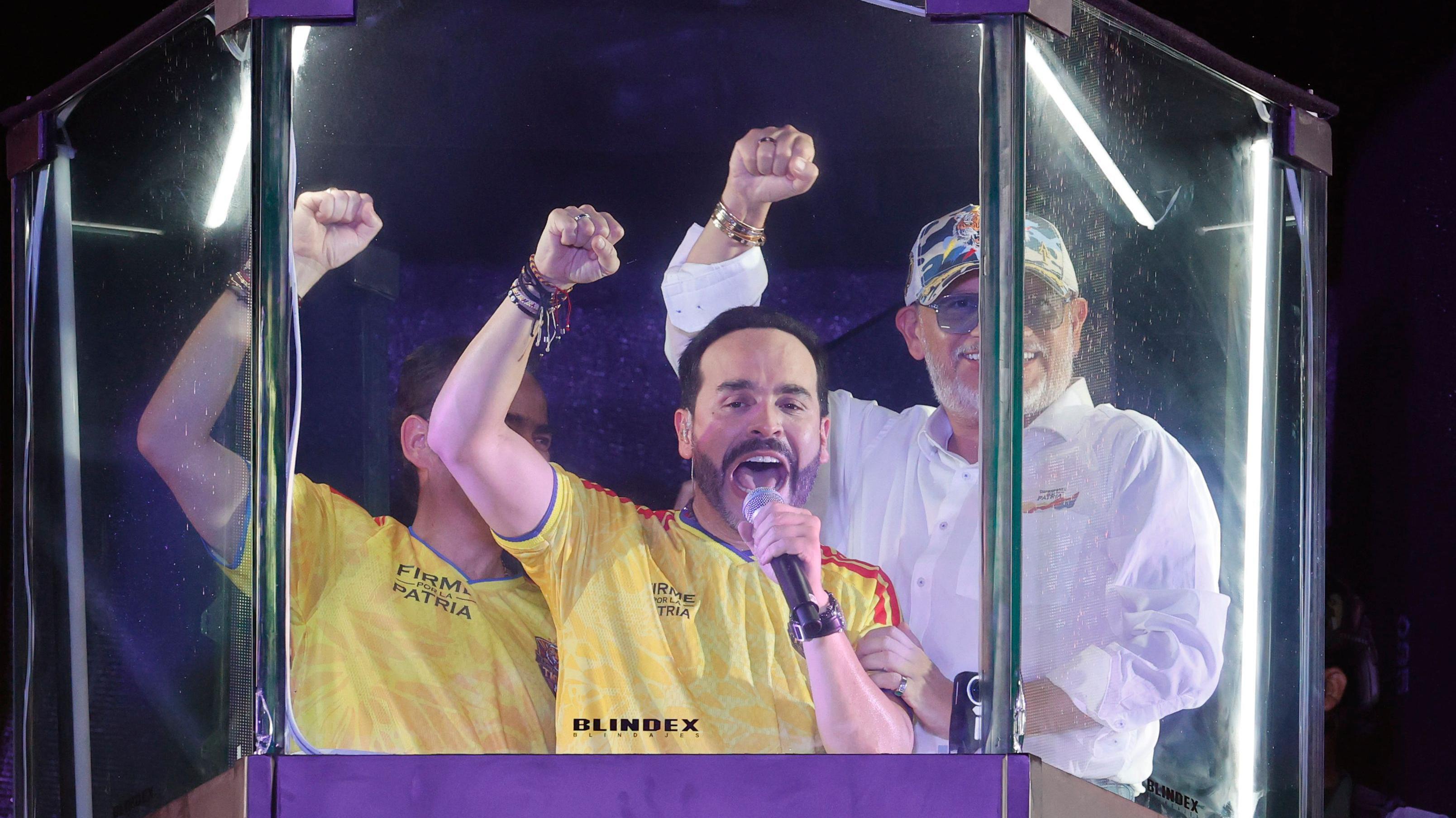 Abelardo de la Espriella celebrando su triunfo en Barranquilla.