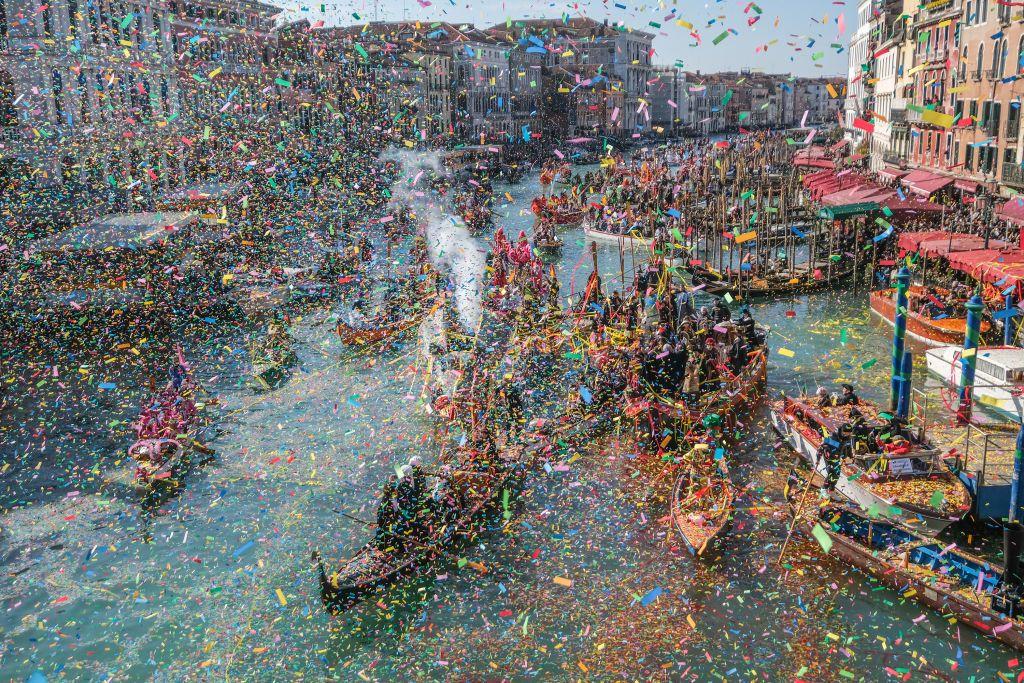 La regata del Carnaval de Venecia llega cerca del Puente de Rialto y desde el vientre de la 'Pantegana' (rata grande) se dispara confeti al aire el 16 de febrero de 2025 en Venecia, Italia.