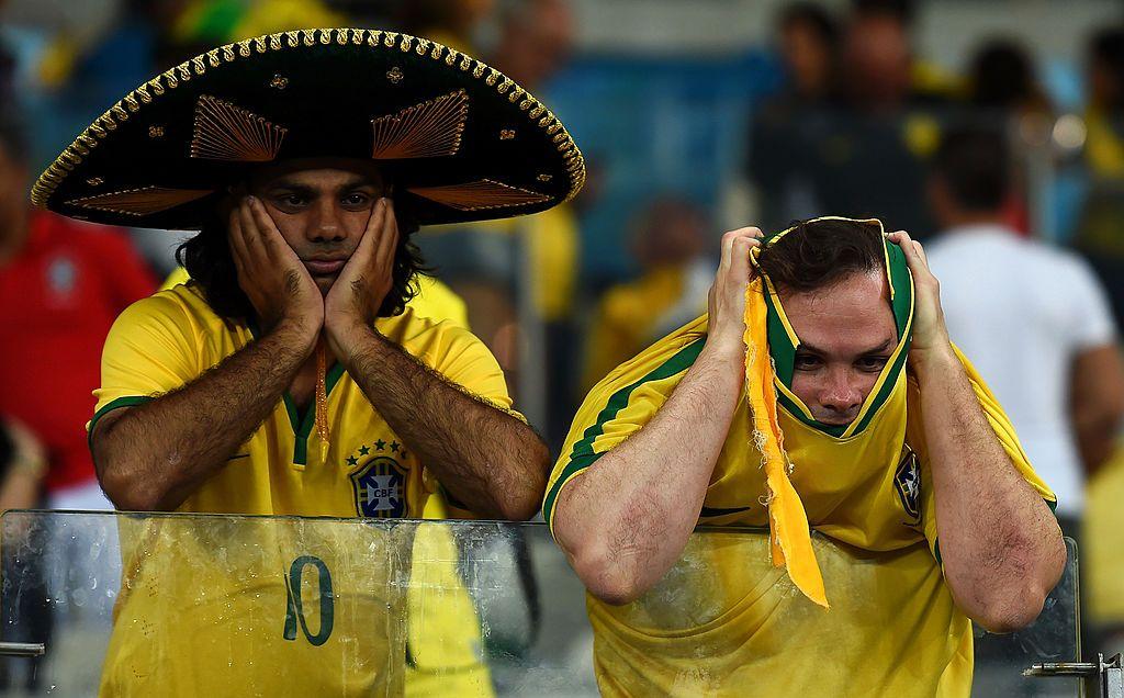 جماهير برازيلية متأثرة بعد هزيمتها أمام ألمانيا بنتيجة 7-1 خلال مباراة نصف نهائي كأس العالم 2014 بين البرازيل وألمانيا على ملعب مينيرو في 8 يوليو/تموز 2014.
