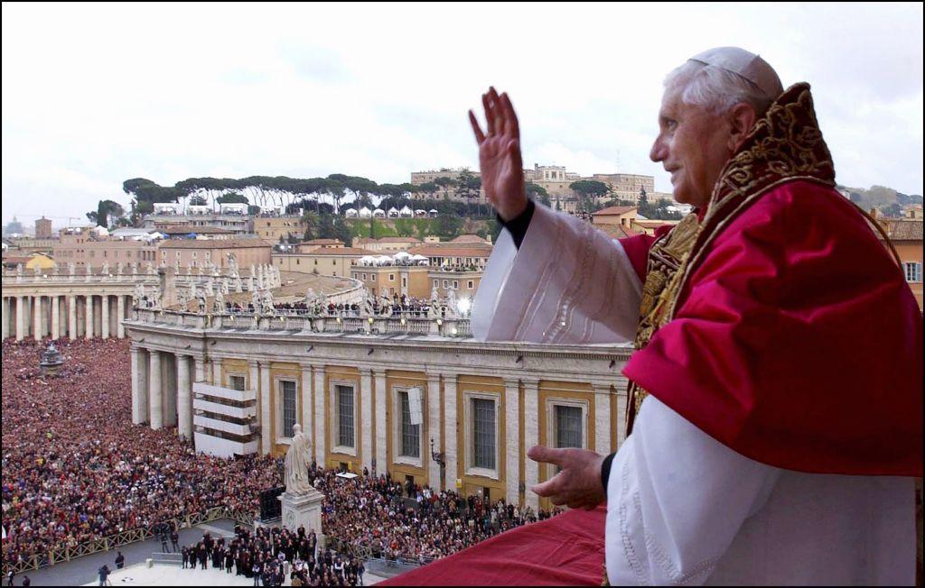Benedicto XVI en su elección en 2005.