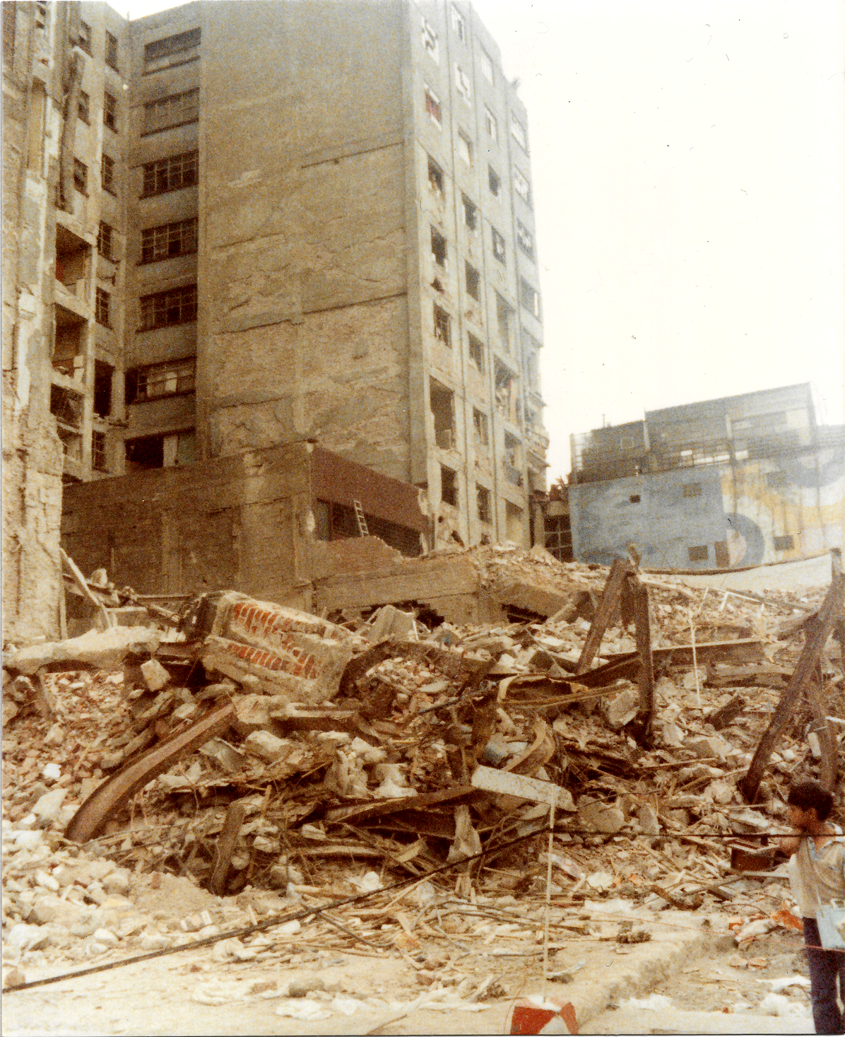 Escombros de un edificio colapsado tras el sismo de 1985