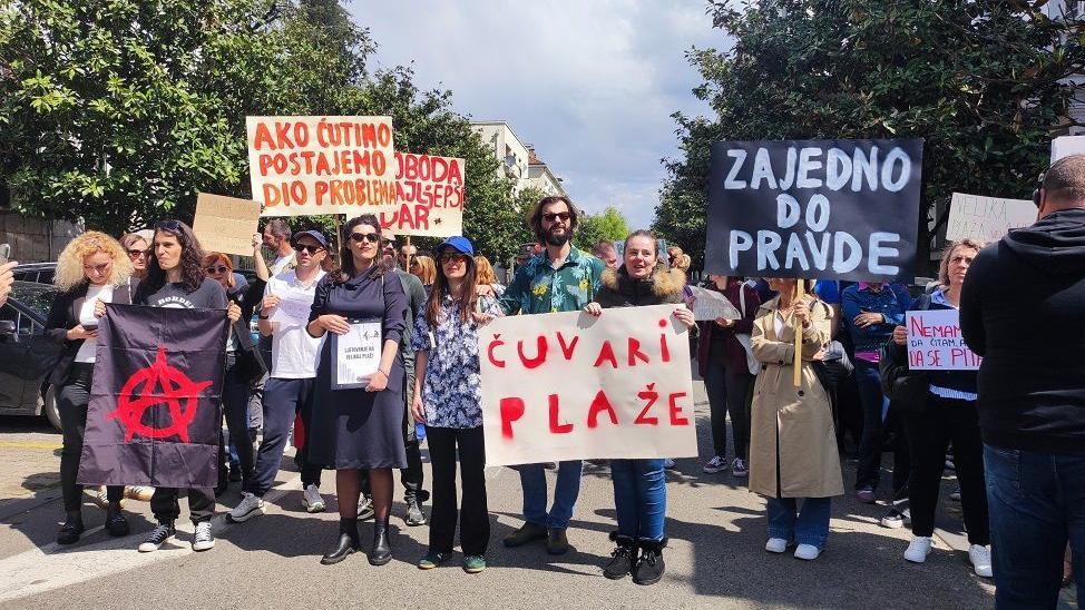 Protest ispred skupštine