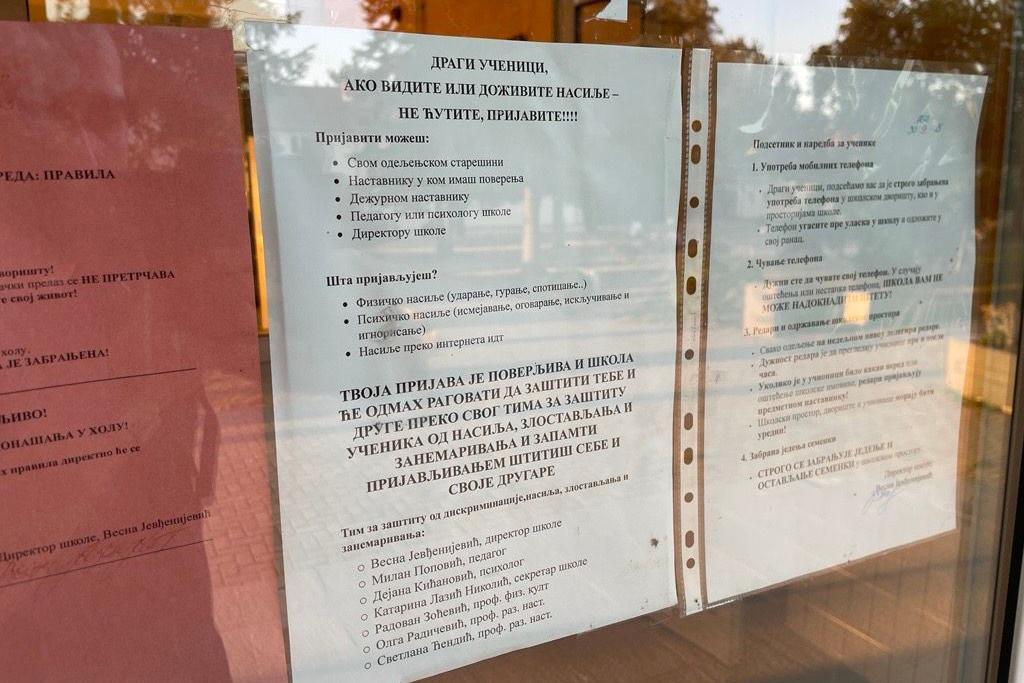 Poruka učenicima na sporednom ulazu u školu