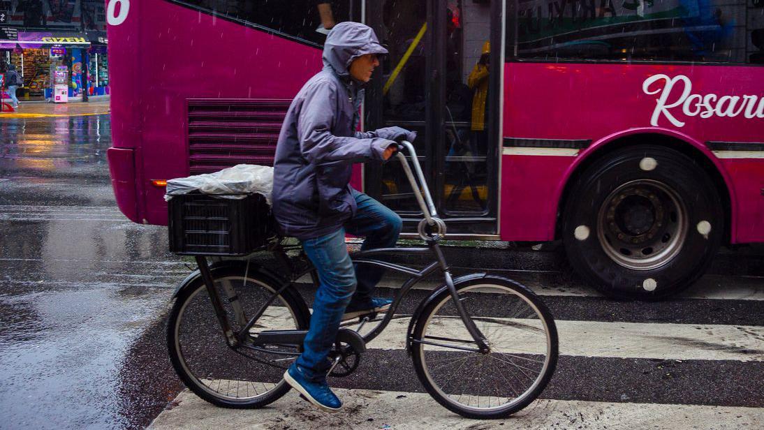 Un hombre en bicicleta en la ciudad de Buenos Aires, Argentina. 