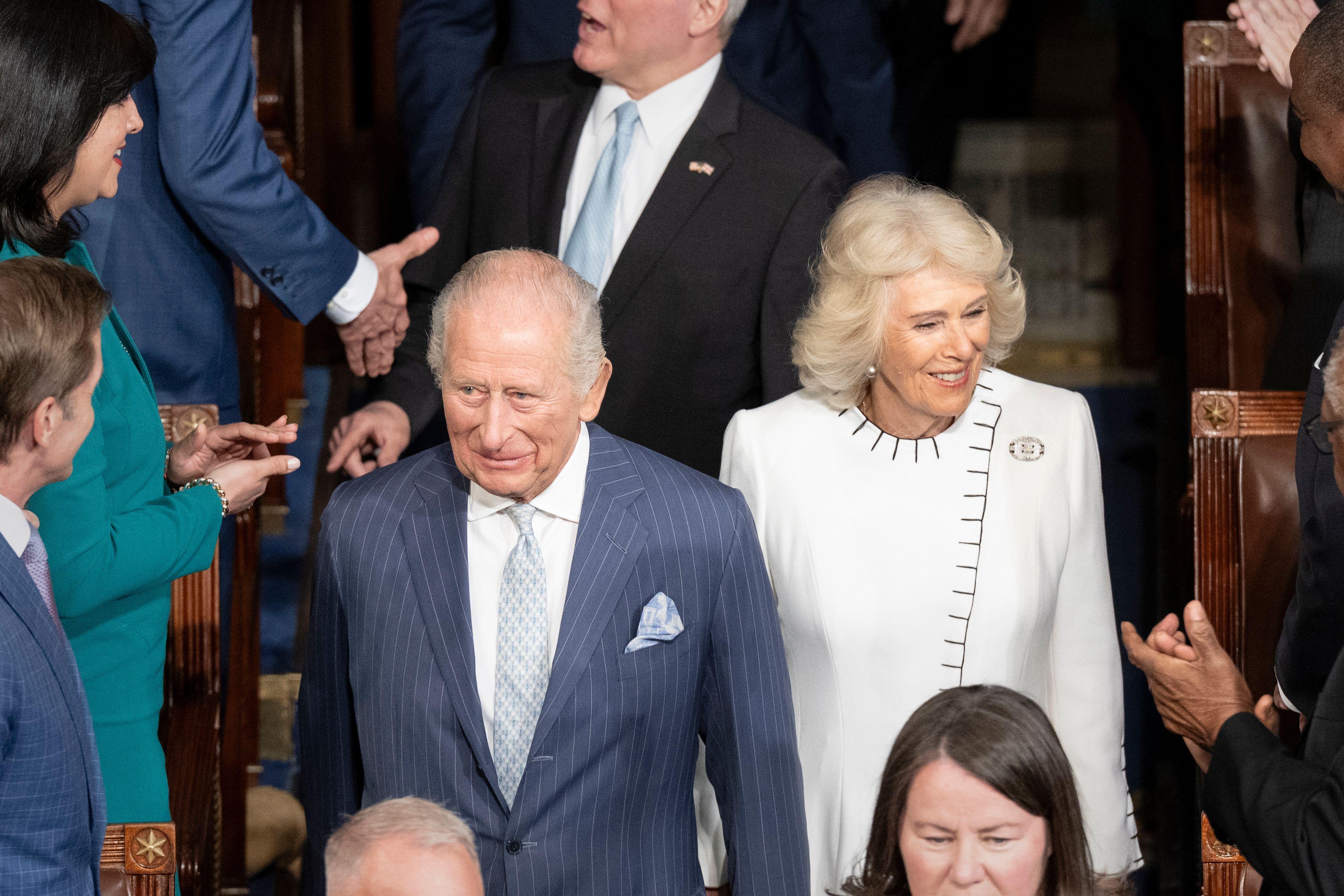 ملك بريطانيا تشارلز الثالث (يسار) والملكة كاميلا (يمين) يصلان إلى جلسة مشتركة للكونغرس في مبنى الكابيتول الأمريكي في واشنطن العاصمة، الولايات المتحدة الأمريكية، في 28 أبريل/نيسان 2026.