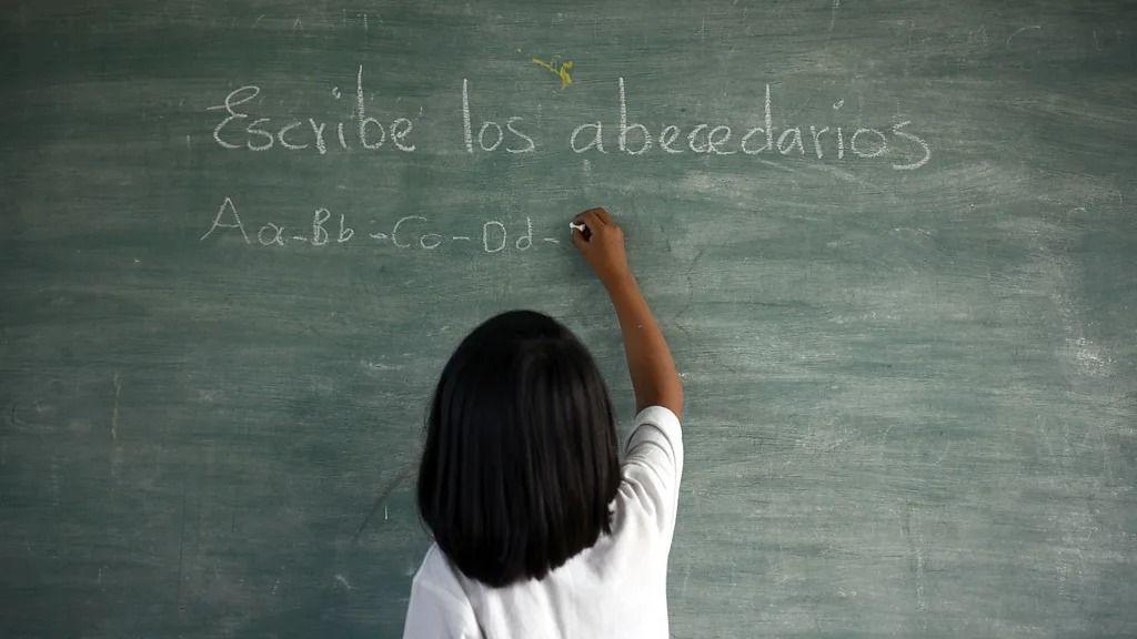 طفل يكتب بالطباشير في مدرسة
