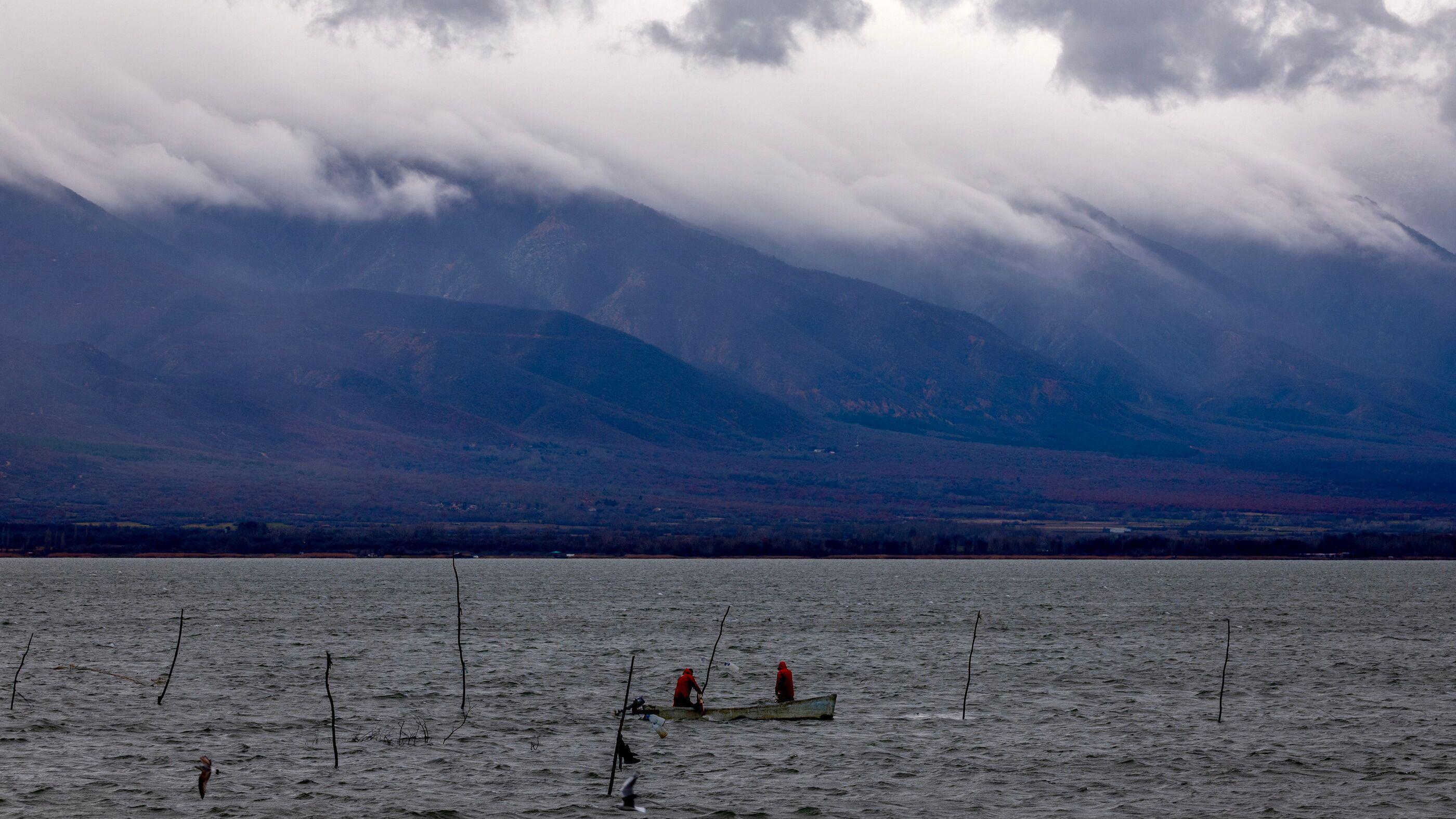 ribari na jezeru, dorjansko jezero, dvojica ribara love ribu na jezeru