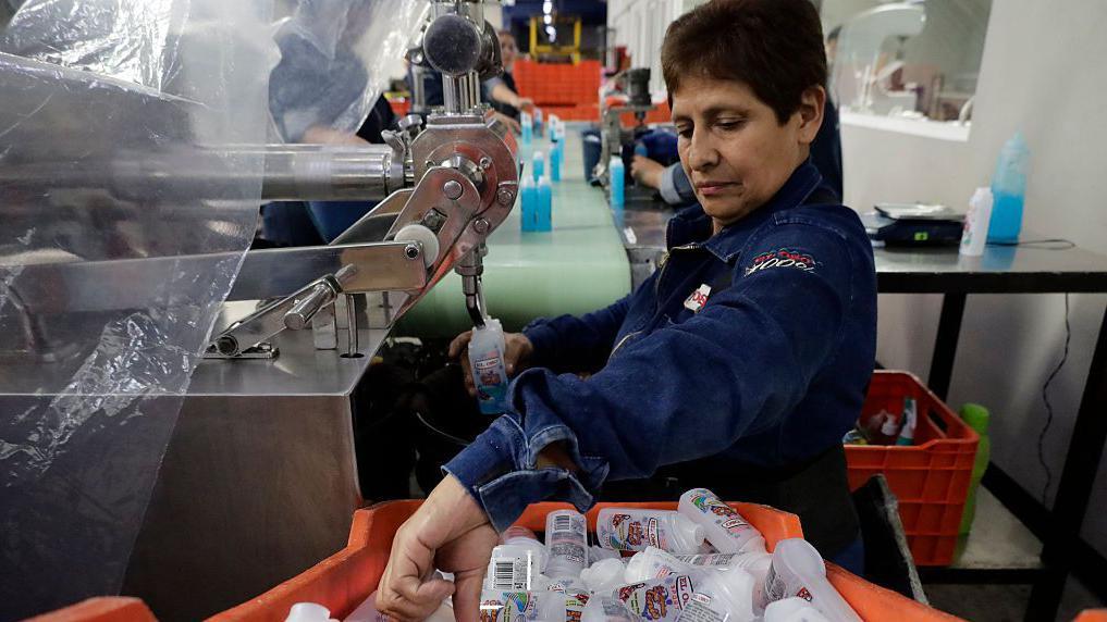 Trabajadora en una fábrica en México