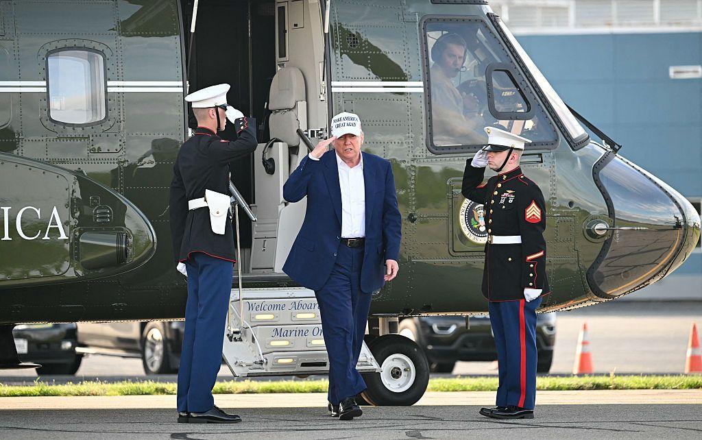 Trump con militares