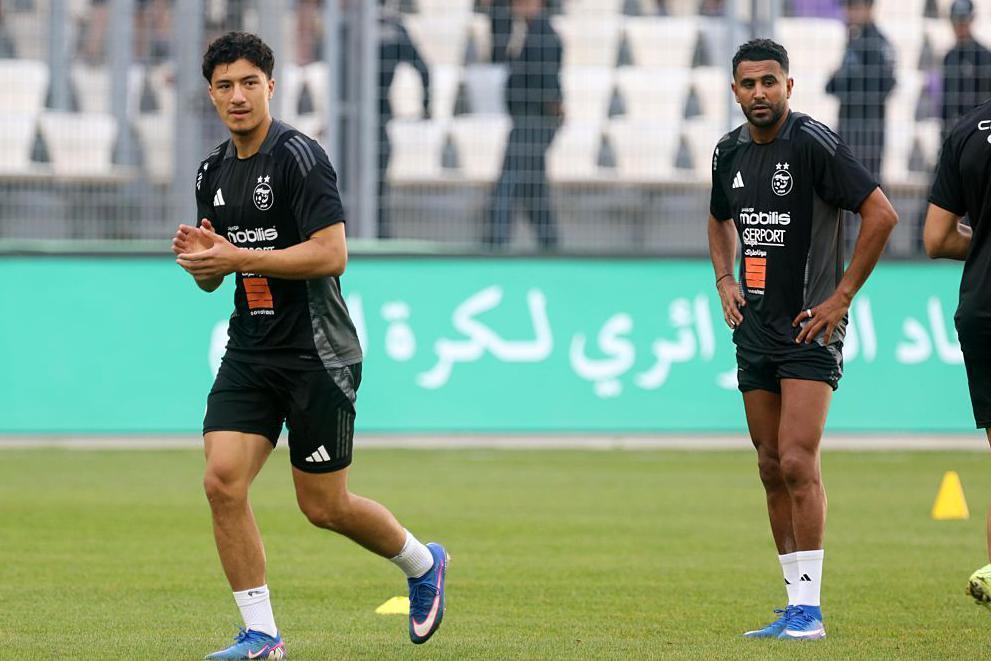 رياض محرز (يمين) وإبراهيم مازا، لاعبان جزائريان، خلال حصة تدريبية