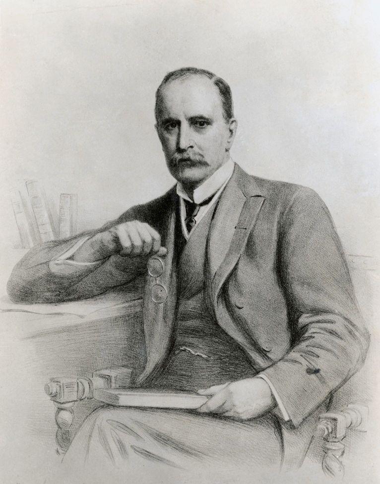 William Osler, con bigote, está sentado con un libro en una mano y en la otra tiene los lentes. Está vestido con corbata negra, chaleco y traje.