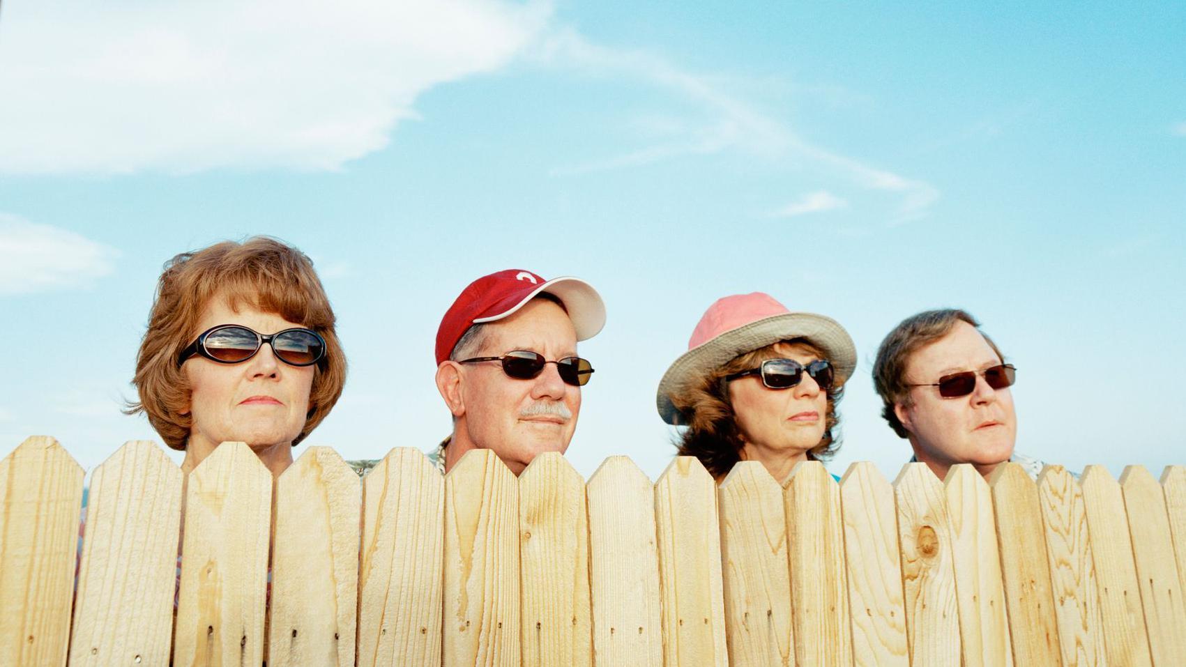 Zavist: Emocija koju često prikrivamo 1 ljudi koji gledaju preko ograde