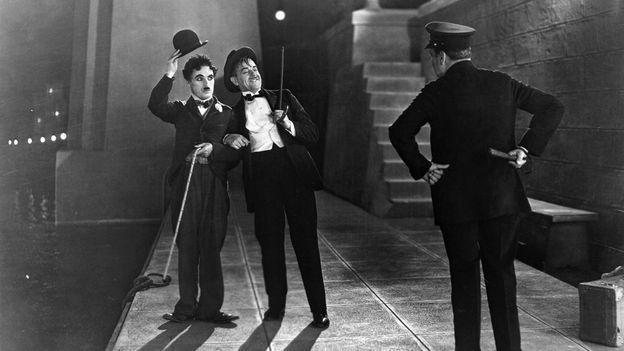 Cena de 'Luzes da Cidade', com Charles Chaplin e Harry Myers interpretando Carlitos e o milion&aacute;rio beberr&atilde;o &agrave; beira da &aacute;gua.
