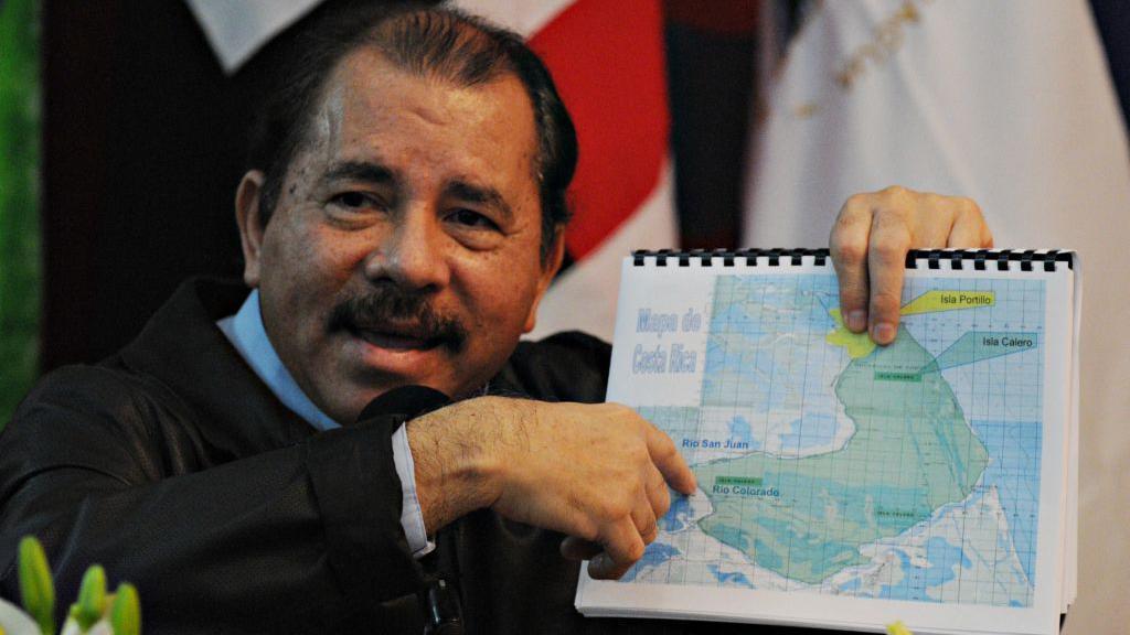 El presidente nicaragüense Daniel Ortega en 2010, señalando un mapa por una disputa territorial con Costa Rica.