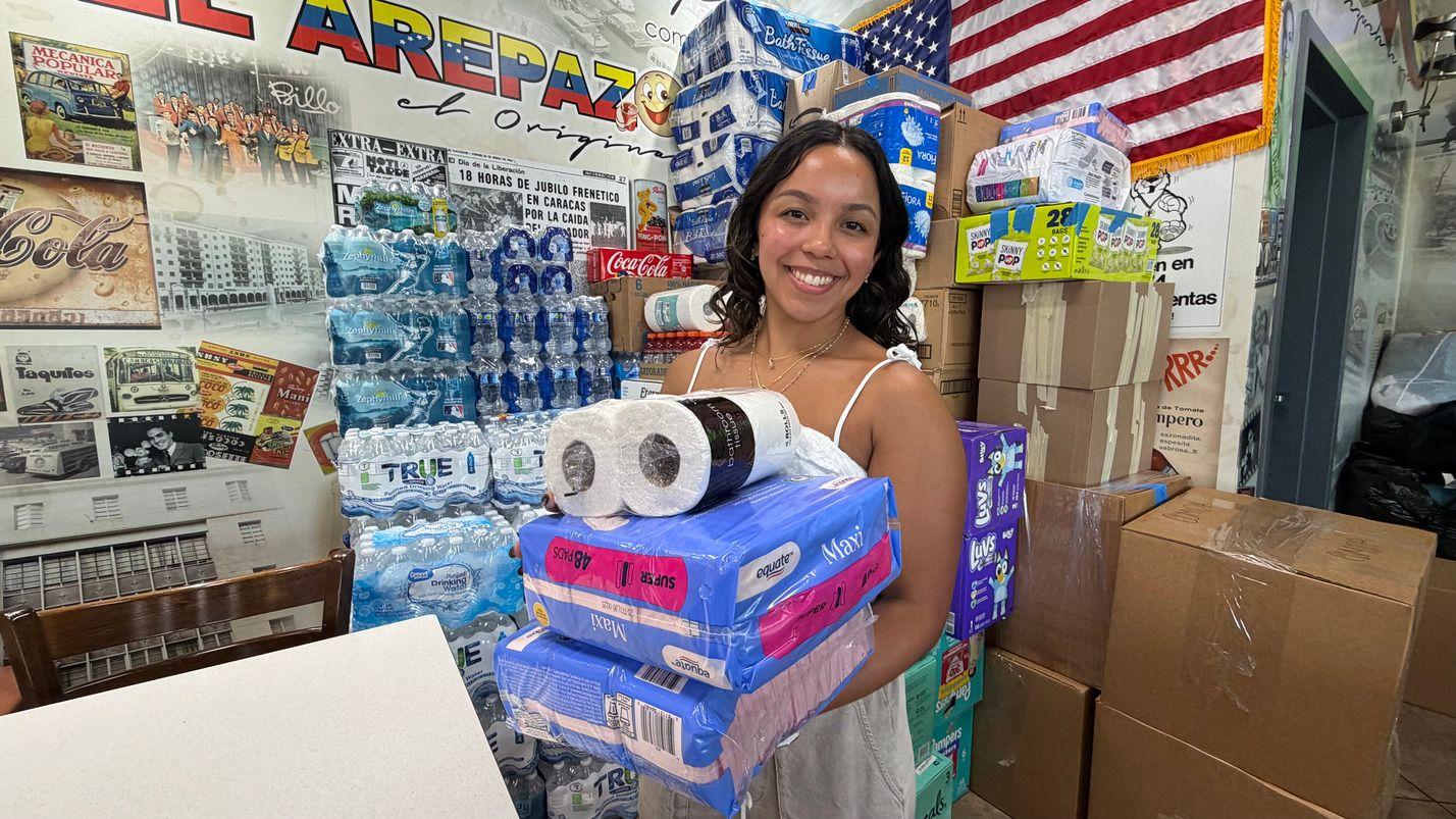 Vianna Martínez sostiene donaciones y las organiza en el restaurante venezolano El Arepazo, el 25 de junio de 2025 en Doral, Florida. 