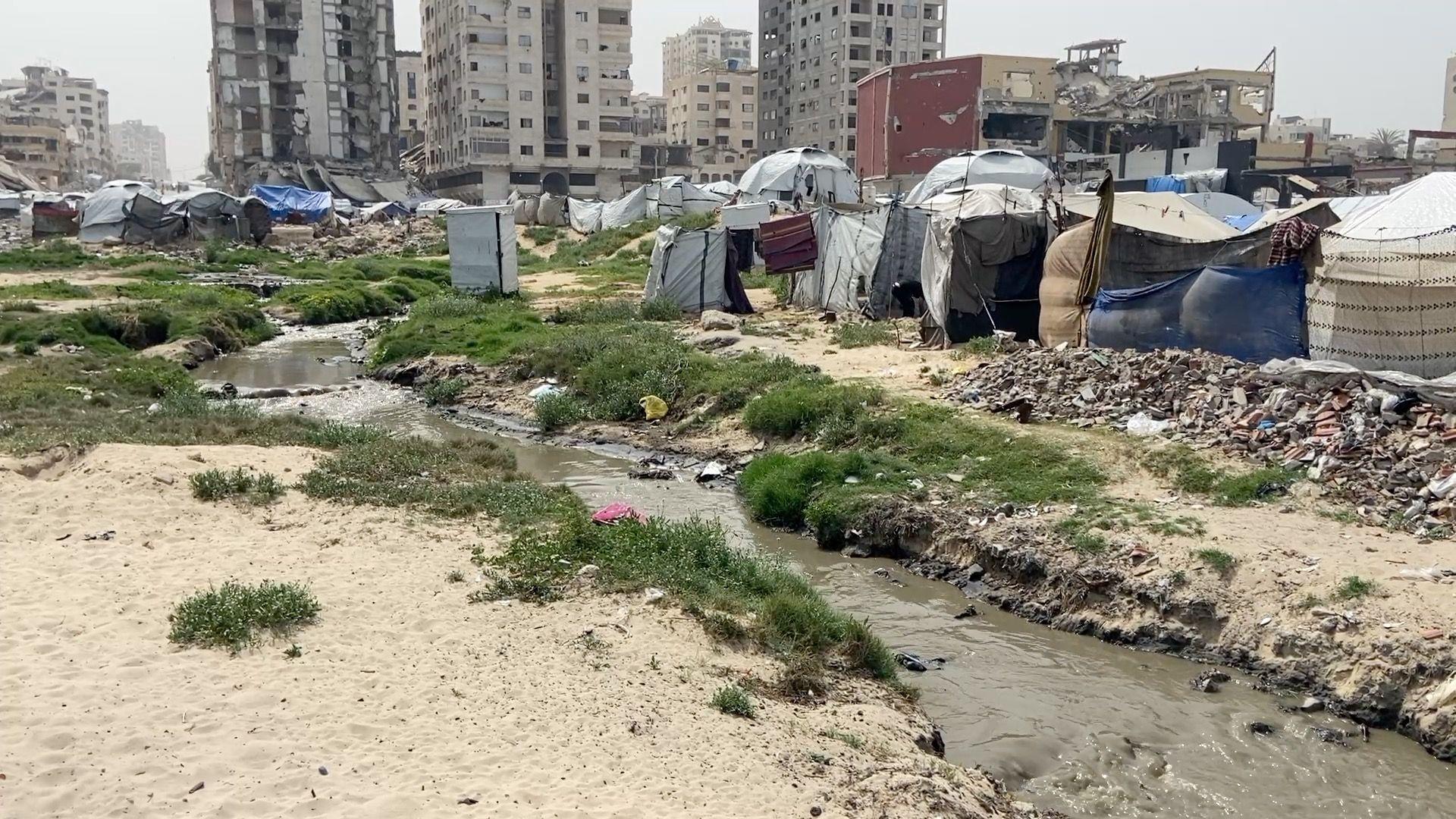 تتدفق مياه الصرف الصحي وسط الخيام.