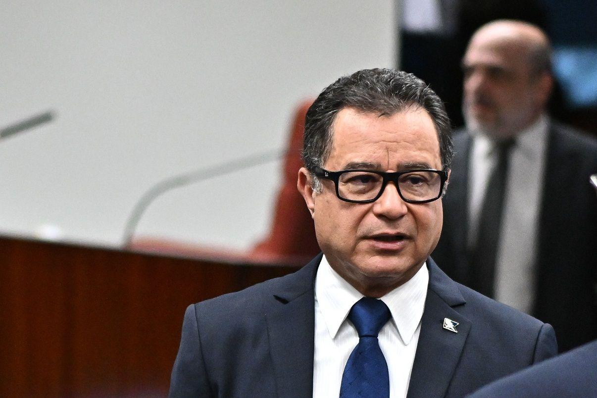 Garnier em pé em sala do STF conversando com alguém