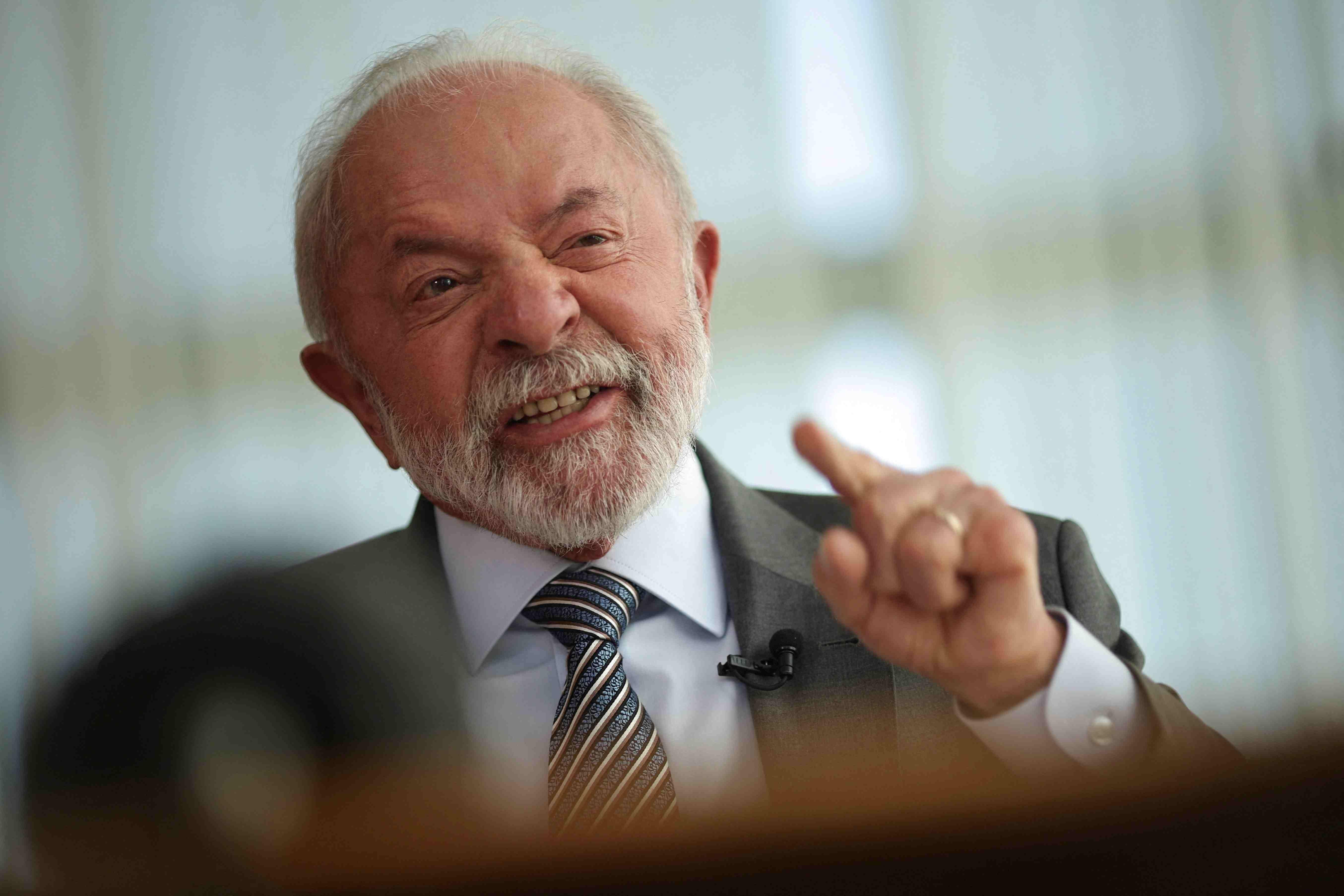 Lula com rosto expressivo e dedo em riste fala em entrevista 