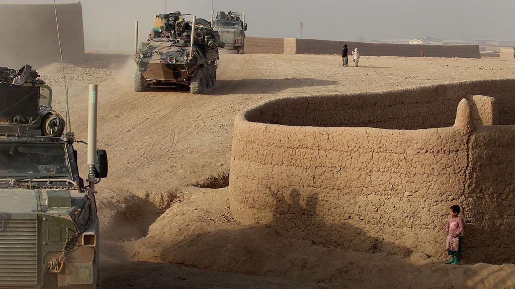 Un convoy del ejército de Australia pasa por Tarin Kowt