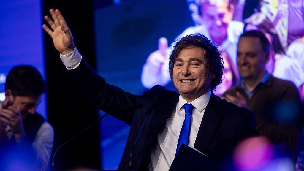 El presidente argentino, Javier Milei, saluda a sus simpatizantes tras las elecciones intermedias del 26 de octubre de 2025 en Buenos Aires, Argentina.