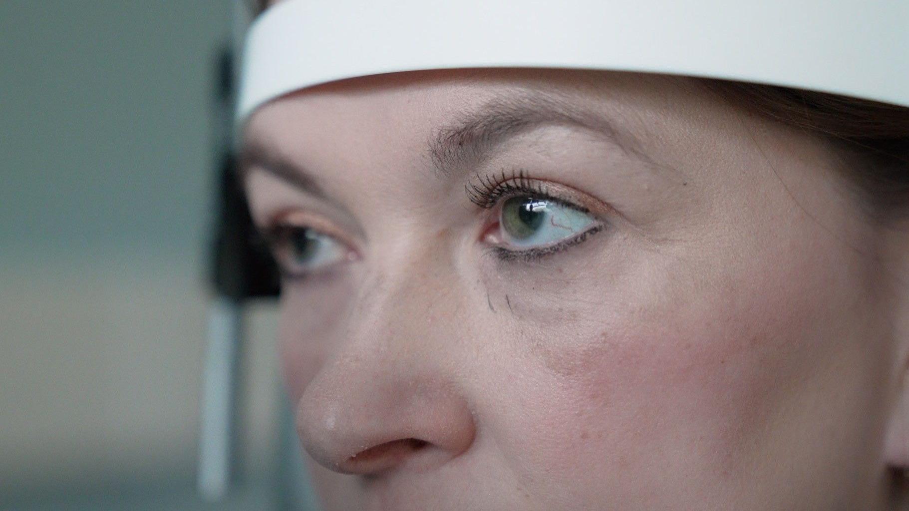 žena na očnom pregledu