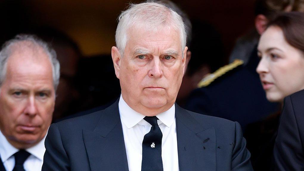 El príncipe Andrés, duque de York, asiste a la misa de Réquiem de Catalina, duquesa de Kent, en la catedral de Westminster el 16 de septiembre de 2025 en Londres, Inglaterra.