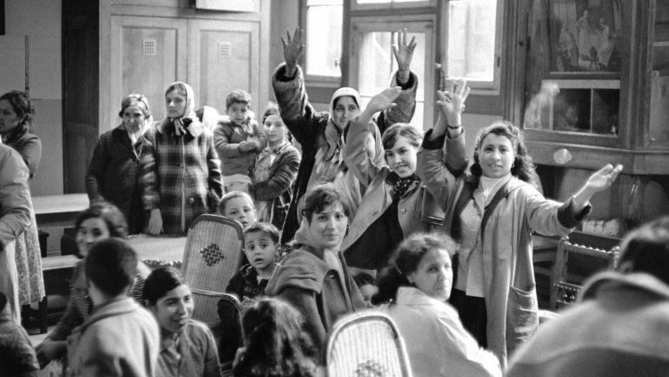 17 أكتوبر 1961: مجزرة الجزائريين في باريس، وكيف غيبها النظام الفرنسي عقوداً من الزمن #عاجل 7 نساء وأطفال احتجزتهم الشرطة الفرنسية في باريس، عندما خرجوا، يوم 18 أكتوبر 1961، للبحث عن أقاربهم المفقودين