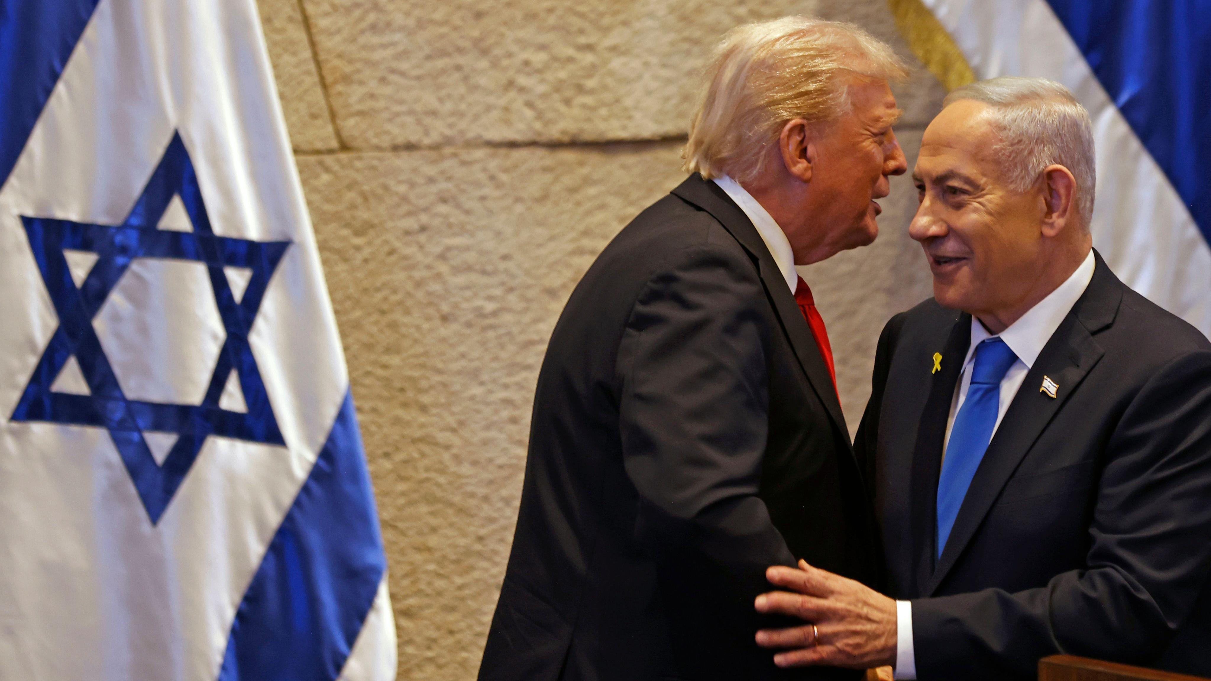 Donald Tramp i benjamin Netanjahu se srdačno rukuju u izraelskom parlamentu