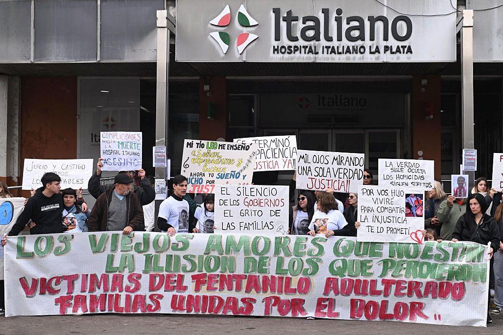 Familiares de las víctimas del fentanilo contaminado protestando ante un hospital.