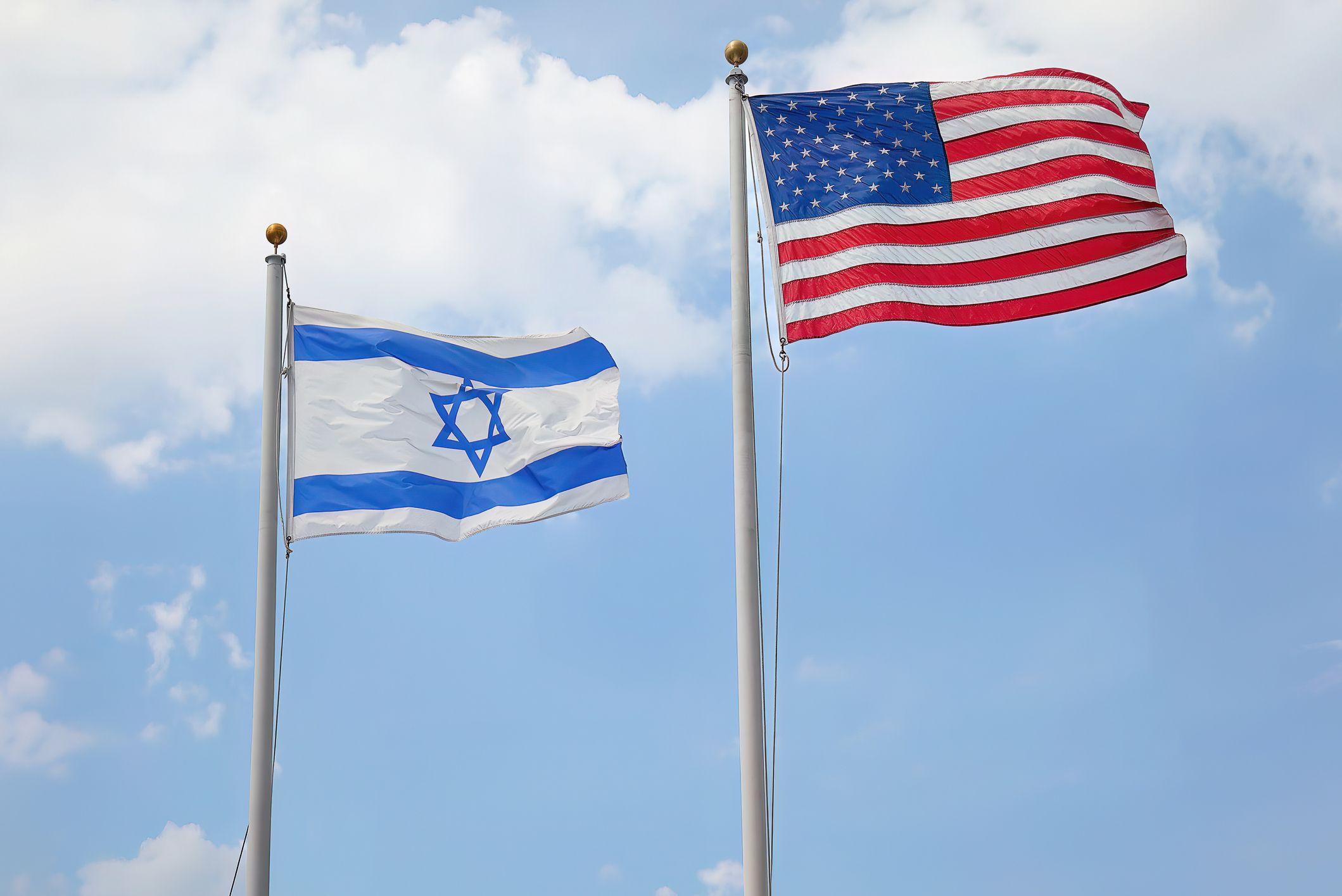 Bandeiras dos EUA e Israel sob céu azul